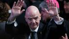 Gianni Infantino lanza algunos saludos durante un evento de la FIFA. FOTO: Reuters