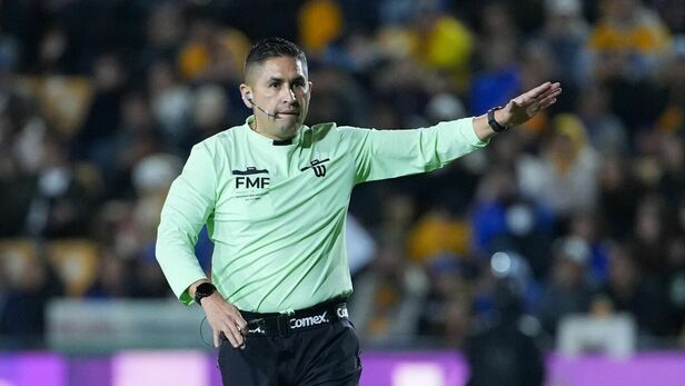 Oscar Mejía será el primer árbitro que utilizará esta tecnología en la Liga MX (Fotografía: Imago 7)