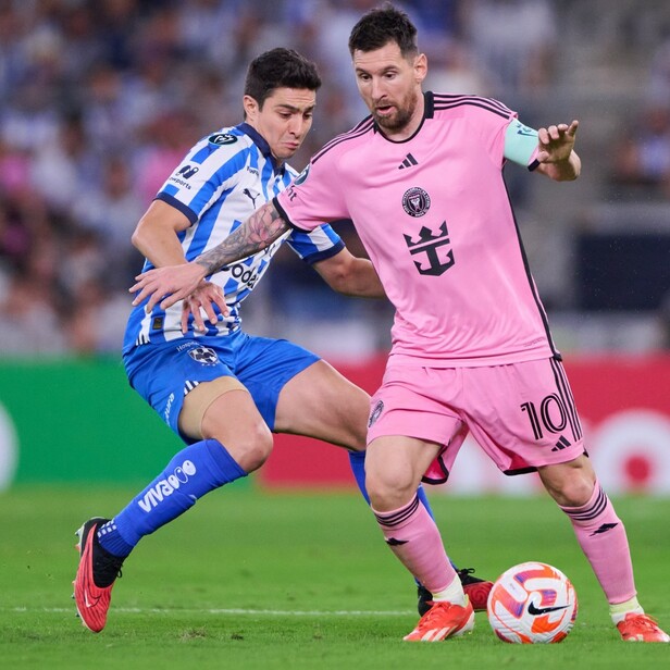 Stefan peleando un balón a Messi. (Foto: Mexsport)
