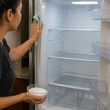 El bicarbonato de sodio ayuda a eliminar los malos olores del refrigerador de forma natural y económica. Foto: ChatGPT