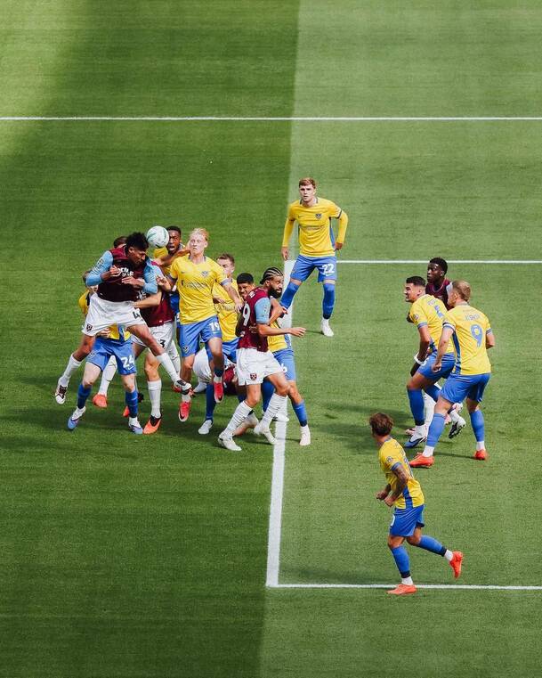 Edson Álvarez remata de cabeza en el duelo entre el West Ham y el Portsmouth. FOTO: @westham