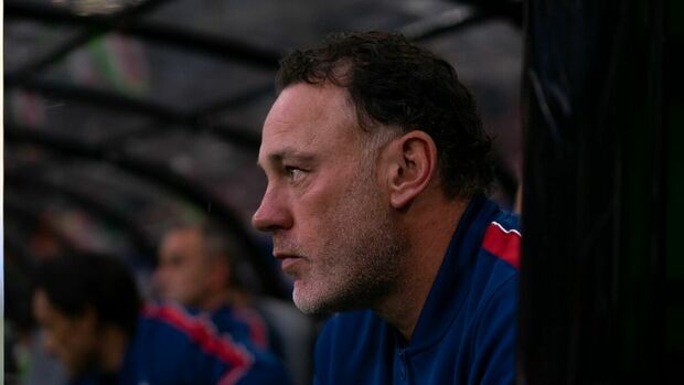 Gabriel Milito mostró su desilusión tras la eliminación de Chivas (Fotografía: Imago 7)