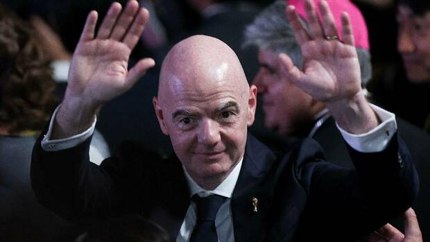 Gianni Infantino lanza algunos saludos durante un evento de la FIFA. FOTO: Reuters