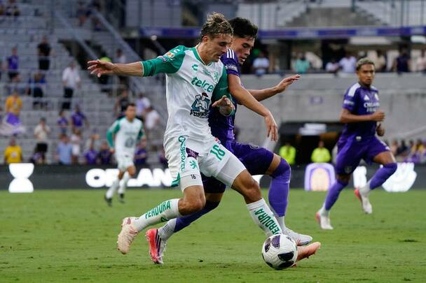 Jordi Cortizo trata de superar a un rival en el duelo entre el Orlando City y el León. FOTO: Imago7