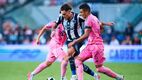 Lucas Ocampos compitiendo con Casemiro (Mexsport)