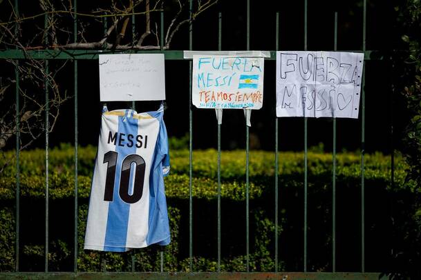 Algunos aficionados expresaron su apoyo hacia Lionel Messi tras la pérdida de su padre. FOTO: Reuters