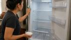 El bicarbonato de sodio ayuda a eliminar los malos olores del refrigerador de forma natural y económica. Foto: ChatGPT