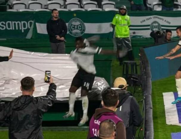 Así fue la caída del jugador del Coritiba durante el festejo de un gol que terminó anulado. FOTO: Captura
