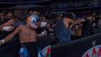Enmascarado ataca a Psycho Clown y dos aficionados / Captura de pantalla