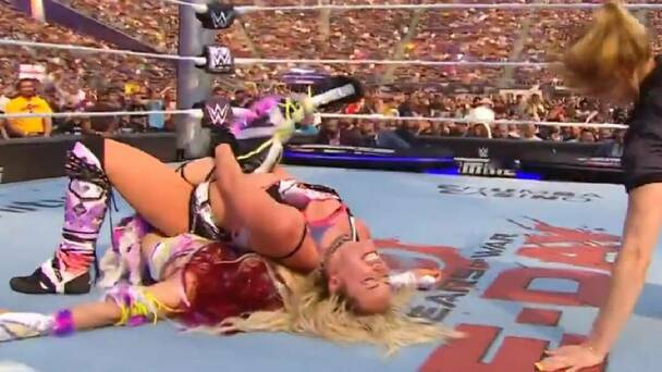 Liv Morgan pone en toque de espalda a Iyo Sky para mantener el Título Mundial Femenil en su cintura. FOTO: Captura