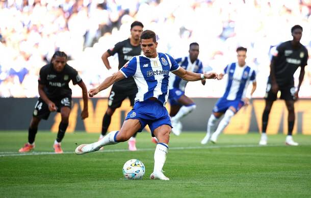 Porto inició la defensa de su título con victoria / Reuters