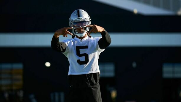 Eric Stokes durante el training camp con Las Vegas (Fotografía: Raiders)