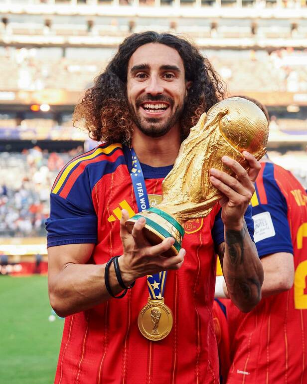 Marc Cucurella sostiene el trofeo de la Copa del Mundo 2026 tras ganar la Final del certamen. FOTO: @cucurella3