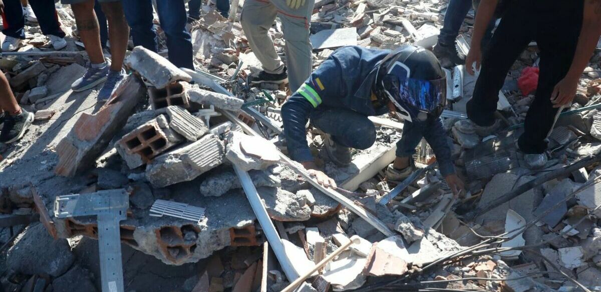 Se reportan fallecidos tras los derrumbes. (Foto: EFE)
