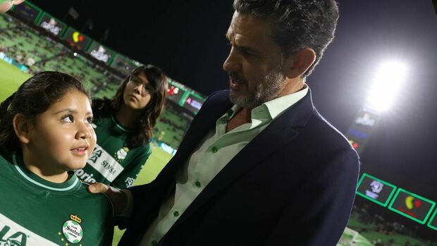 Alejandro Irarragorri, presidente de Grupo Orlegi, conviviendo con niños. (Foto: Especial)