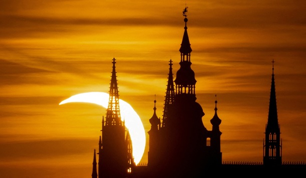 Así se vio el eclipse total de sol de 2026 en Praga (Reuters)