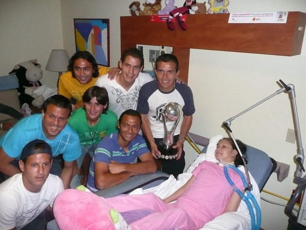 Jugadores de Santos han visitado niños enfermos a lo largo de estos 19 años. (Foto: Mexsport)