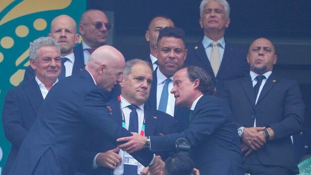 Mikel Arriola saludando a Infantino en el Mundial. (Foto: Mexsport)