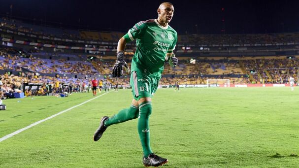 Nahuel siguió haciendo de las suyas rumbo al vestidor. (Foto: Mexsport)