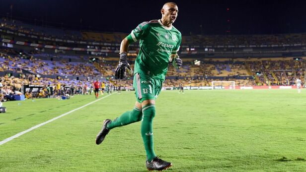 Nahuel siguió haciendo de las suyas rumbo al vestidor. (Foto: Mexsport)