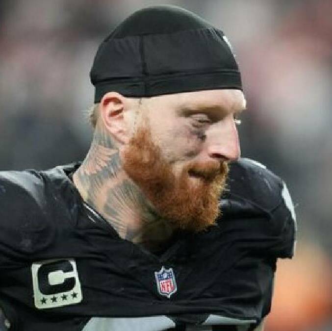 El ala defensiva de los Raiders, Maxx Crosby, abandona el campo de juego en un duelo ante los Denver Broncos en el Allegiant Stadium. FOTO: Reuters