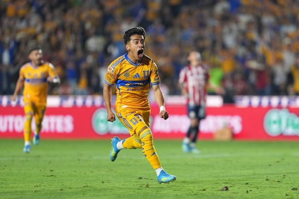 Chicha Sánchez puso el tercero ante Chivas (Imago7)