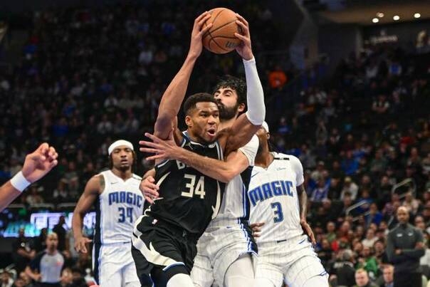 Giannis es detenido por la marca del Magic (Reuters)