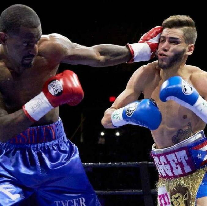 Terrel Williams lanza un golpe a Prichard Colon, en la pelea que cambió la vida de ambos boxeadores. FOTO: Premier Boxing Champions