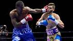 Terrel Williams lanza un golpe a Prichard Colon, en la pelea que cambió la vida de ambos boxeadores. FOTO: Premier Boxing Champions