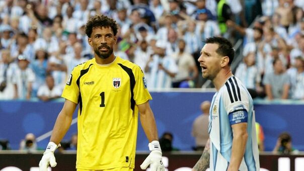 Vozinha enfrentando a Lionel Messi en el Mundial 2026 (Reuters)