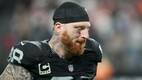 El ala defensiva de los Raiders, Maxx Crosby, abandona el campo de juego en un duelo ante los Denver Broncos en el Allegiant Stadium. FOTO: Reuters