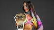 Chelsea Green observa su fajín como Campeona Interina Femenil de WWE. FOTO: WWE.com