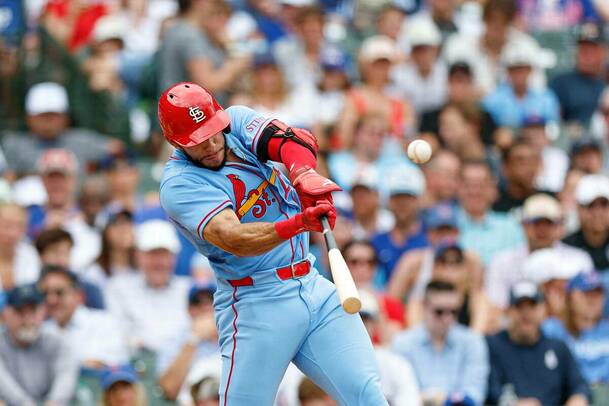 Joshua Báez conecta la pelota para mandarla detrás de los jardines en el duelo entre Cardinals y Cubs. FOTO: Reuters