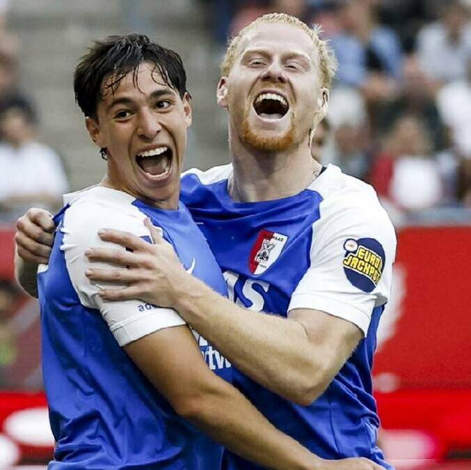 Mateo Chávez celebra con Maxx Meerdink el tercer gol en la victoria del AZ Alkmaar. FOTO: Especial