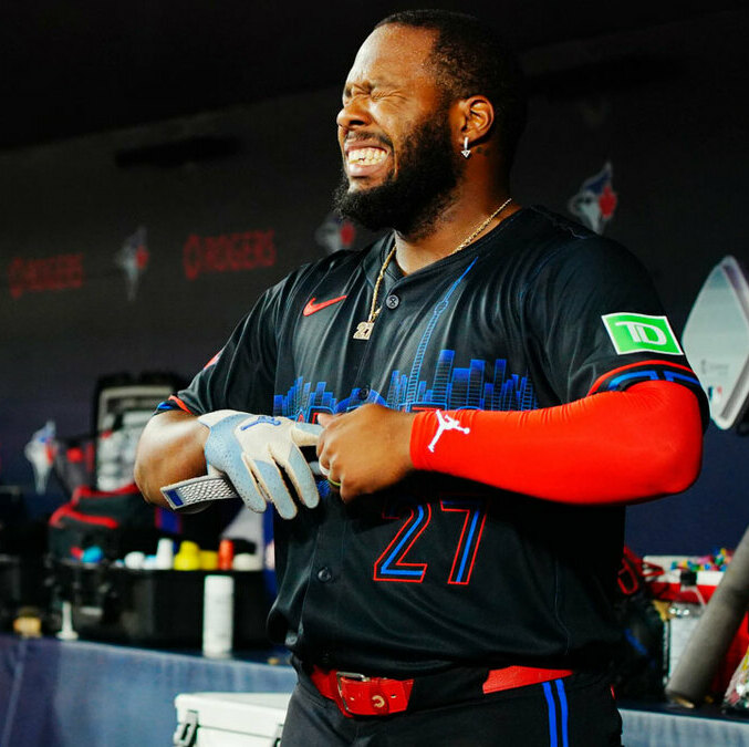 Vladimir Guerrero Jr. fue retirado del juego tras recibir un rodillazo en la cabeza. (Foto: MLB.com)