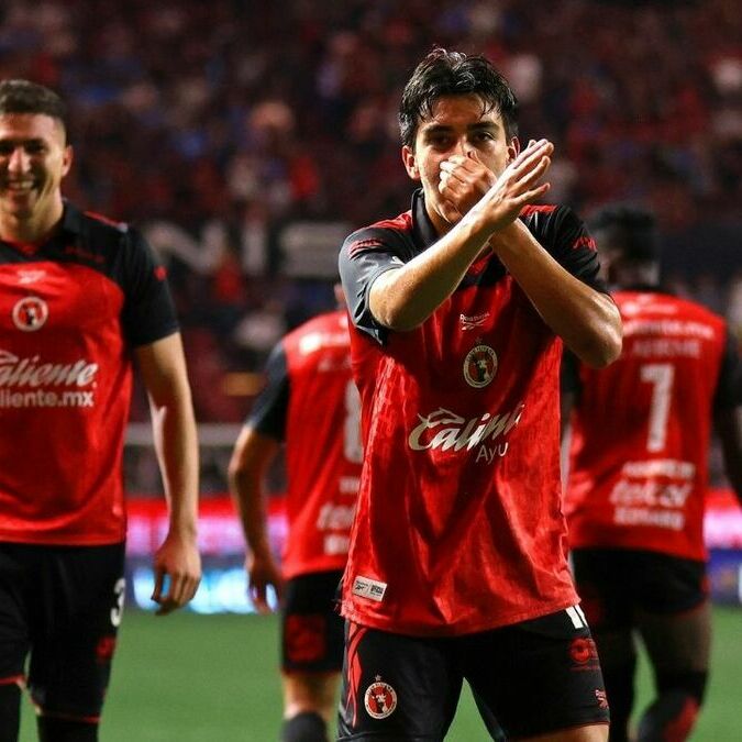 Gil Mora festeja la anotación que le dio el triunfo a Xolos sobre Cruz Azul (Fotografía: Imago 7)