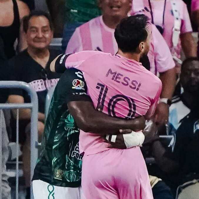 Jhohan Romaña abrazando a Lionel Messi (@clubleonfc)