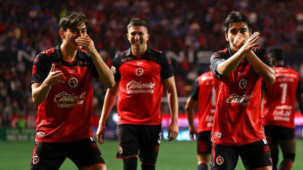 Gil Mora festeja la anotación que le dio el triunfo a Xolos sobre Cruz Azul (Fotografía: Imago 7)