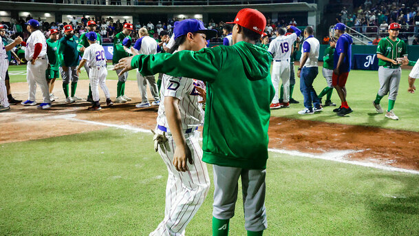 México y Rep. Dominicana terminaron fundidos en un abrazo tras la final de la Serie del Caribe Kids 2026. (Foto: CBPC)