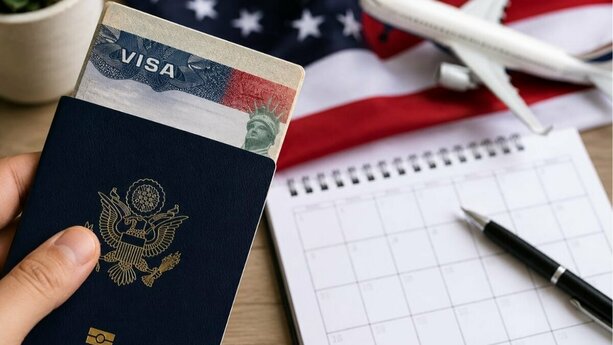 Visa americana de turista: cuánto tiempo puedes esperar para renovarla  (FOTO: Gemini IA)