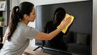 Con este ingrediente puedes eliminar las manchas de la pantalla del televisor. Foto: ChatGPT