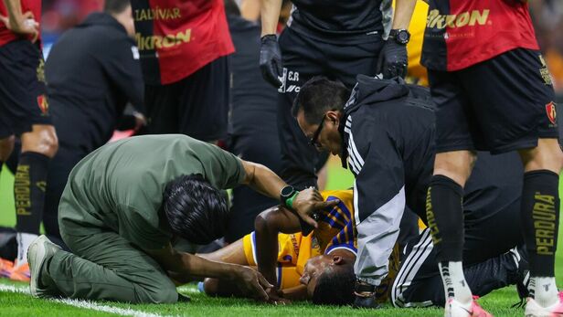 Reyes fue atendido en la cancha del Jalisco. (Foto: Mexsport)