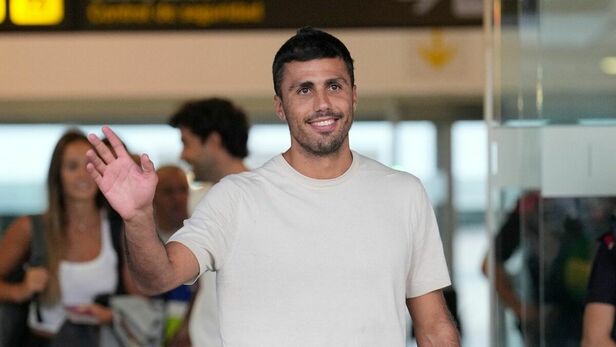 Rodri Hernández aterrizó en Barcelona para cerrar su traspaso el conjunto Culé (Fotografía: EFE)