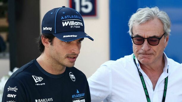 Carlos Sainz Jr. con Carlos Sainz Sr. en Bahréin (Reuters)