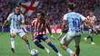 El centrocampista del Atlético de Madrid Arnau Ortiz intenta escaparse de Carlos Dotor (Málaga). FOTO: EFE