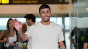 Rodri Hernández aterrizó en Barcelona para cerrar su traspaso el conjunto Culé (Fotografía: EFE)