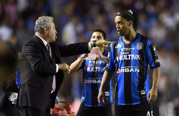 Vucetich da indicaciones a Ronaldinho en Querétaro (Mexsport)