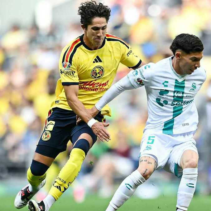 Alan Cervantes ante Santos (Imago7)