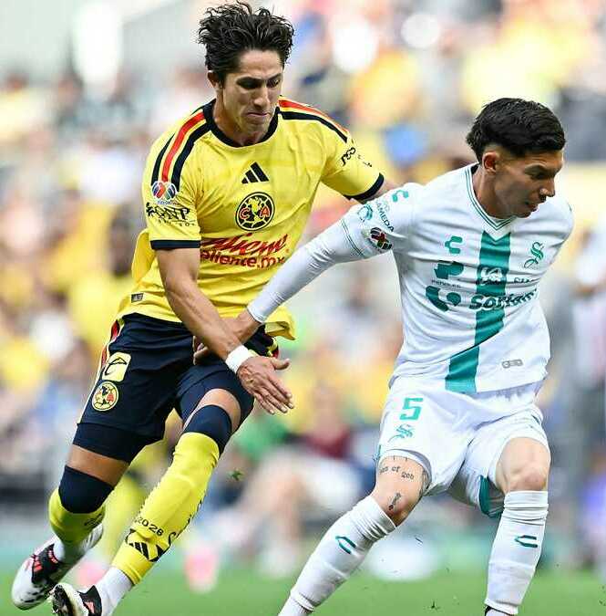 Alan Cervantes ante Santos (Imago7)