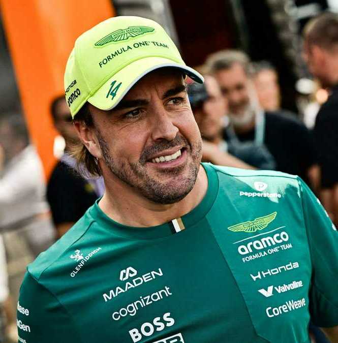 Fernando Alonso con la indumentaria de Aston Martin, marca BOSS (Reuters)
